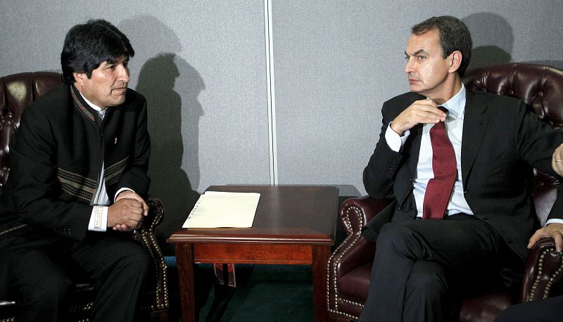 El presidente del Gobierno español, José Luis Rodríguez Zapatero (d), conversa con el presidente de Bolivia, Evo Morales, en un momento de la reunión
