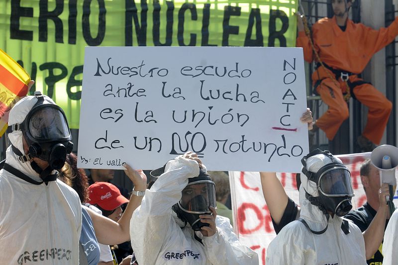 Más de un millar de personas se han manfiestado contra el cementerio nuclear