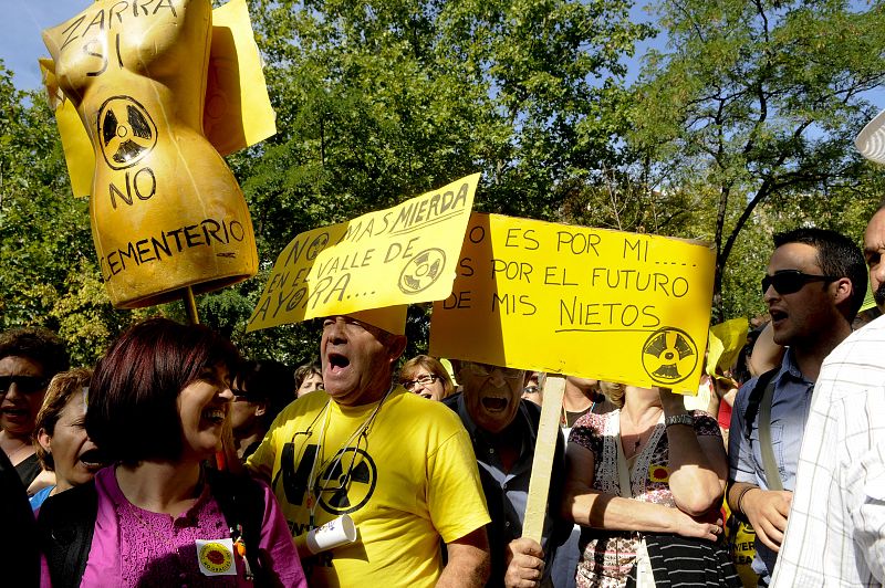 Ataviados con camisetas negras con letras amarillas, megáfonos y banderas, los manifestantes han lanzado consignas como "no somos una comarca basura" o "no al ATC"