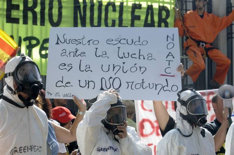 Más de un millar de personas se han manfiestado contra el cementerio nuclear