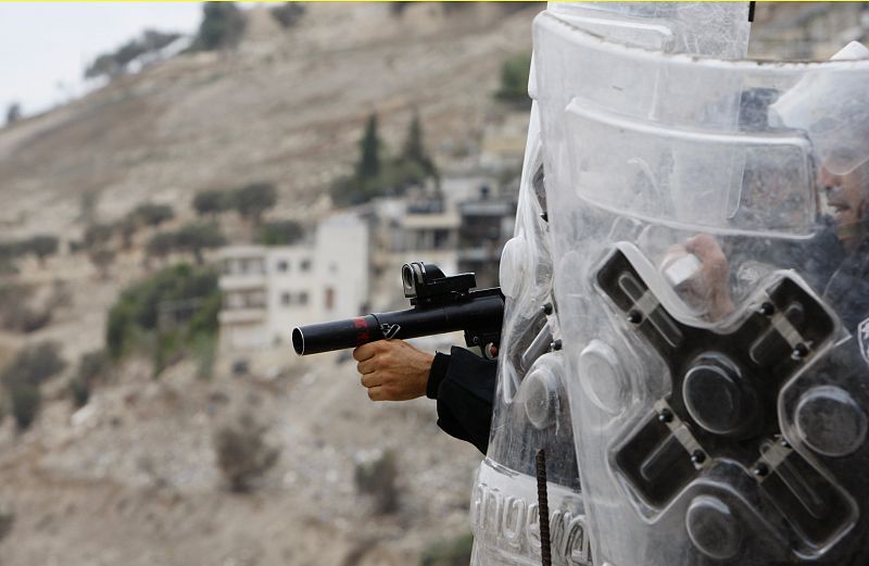 La policía israelí intenta blidar la zona y protegerse de los ataques