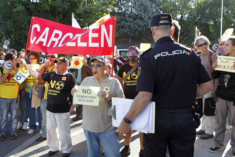Medio centenar de miembros de la Plataforma anticementerio de Zarra protestan en Moncloa