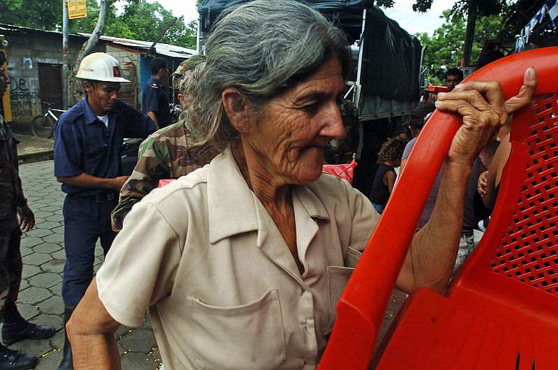 . Miembros del Ejército de Nicaragua trasladan a un albergue a familias afectadas por las lluvias en la ciudad de Tipitapa, 22 kilómetros al norte de Managua (Nicaragua)