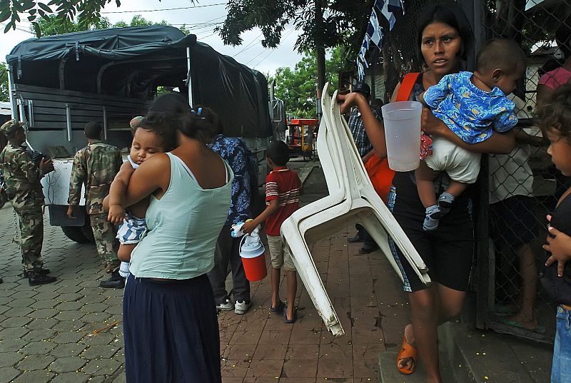 Las familas en el albergue al que han sido trasladadas