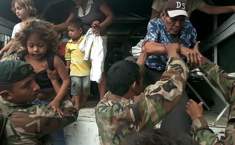 El ejército ha tenido que sacar a las familas de sus casas