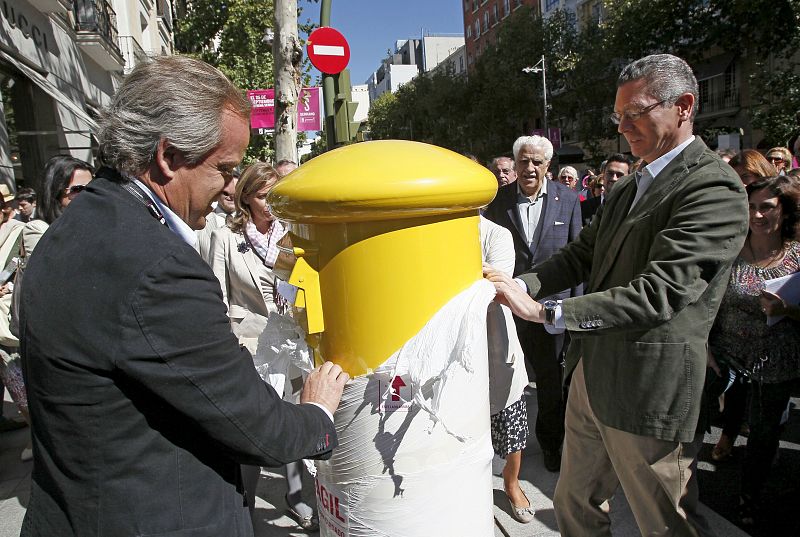 GALLARDÓN PASEA POR SERRANO LA VÍSPERA DE LA REAPERTURA DE LA CALLE