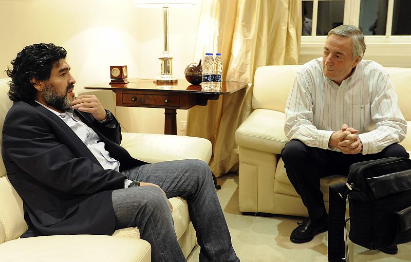 Néstor Kirchner, ex presidente argentino, junto a Diego Armando Maradona