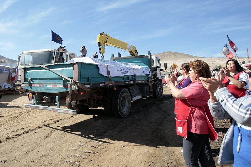 Llegada a la mina del San José del camión que portaba la cápsula 'Fénix'