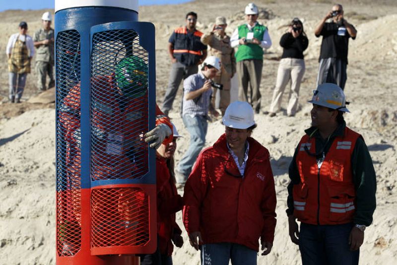 Uno de los miembros del equipo de rescate muestra cómo funciona la cápsula 