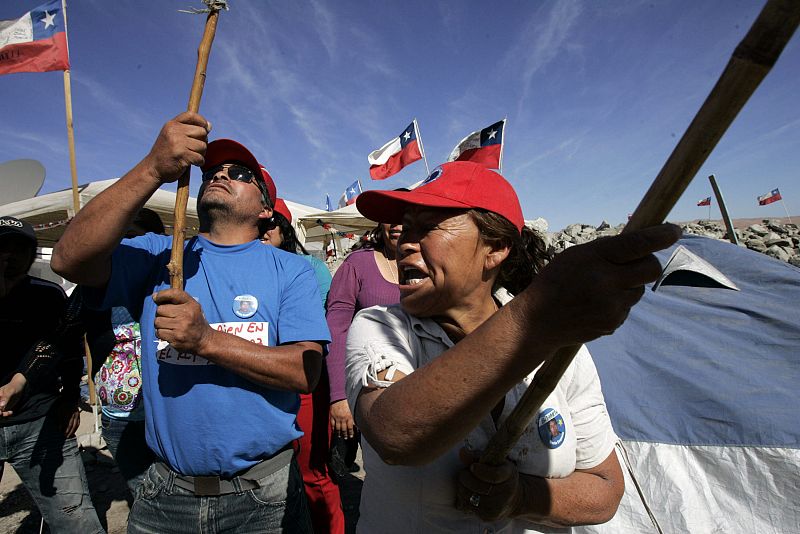 Los familiares celebran la llegada de la primera de las cápsulas