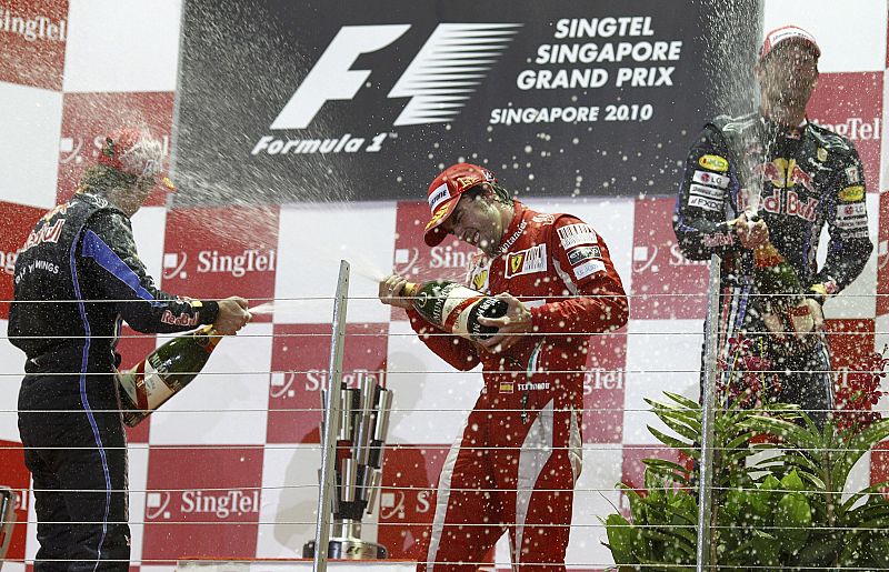 El podio del GP de Singapur formado Fernando Alonso, Sebastian Vettel y Mark Webber.