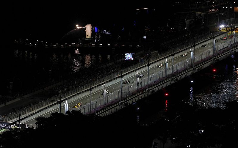 Los pilotos de Fórmula 1 conducen sus monoplazas por el circuito urbano de Marina Bay.