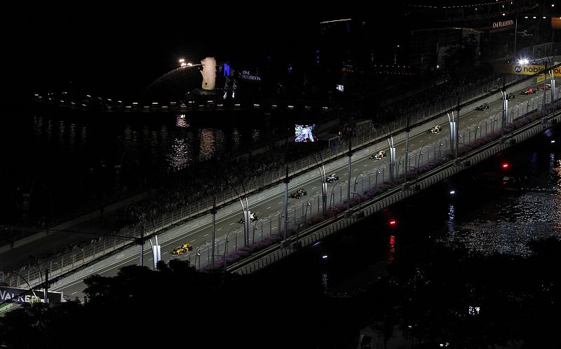 Los pilotos de Fórmula 1 conducen sus monoplazas por el circuito urbano de Marina Bay.