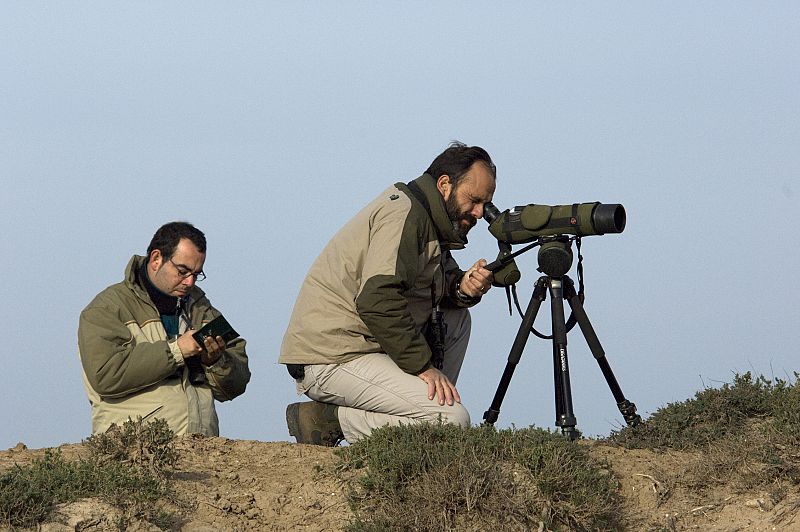 Investigadores de Doñana preparando cuadernos de campo