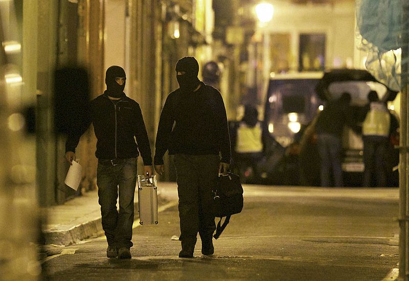 Agentes del Cuerpo Nacional de Policía durante la detención esta madrugada en Pamplona de una persona vinculada a Askapena