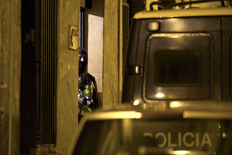 Un agente del Cuerpo Nacional de Policía durante el registro llevado a cabo esta madrugada en un local de Pamplona vinculado a Askapena