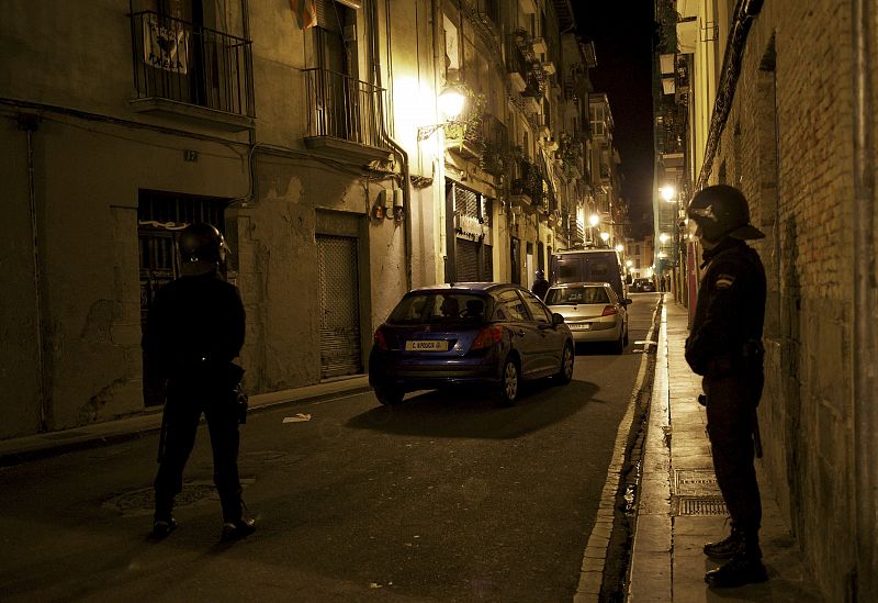 Agentes del Cuerpo Nacional de Policía, durante los registros en Pamplona