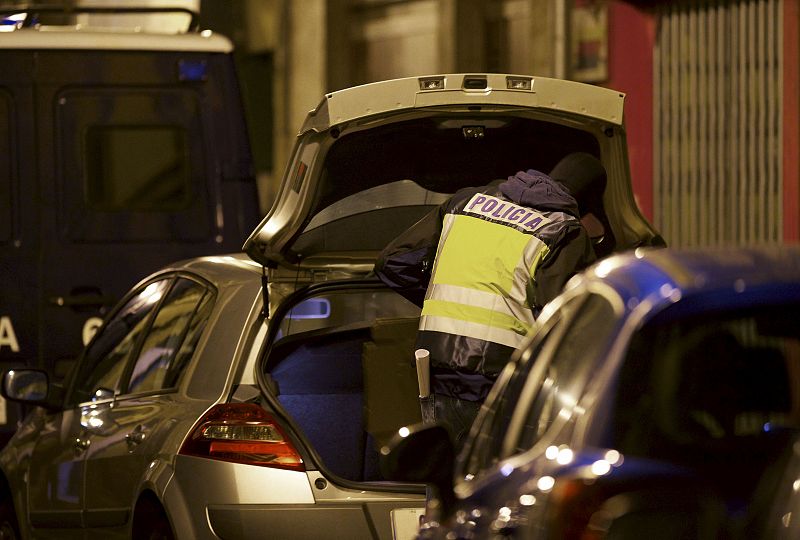 Un agente del Cuerpo Nacional de Policía durante la detención esta madrugada en Pamplona