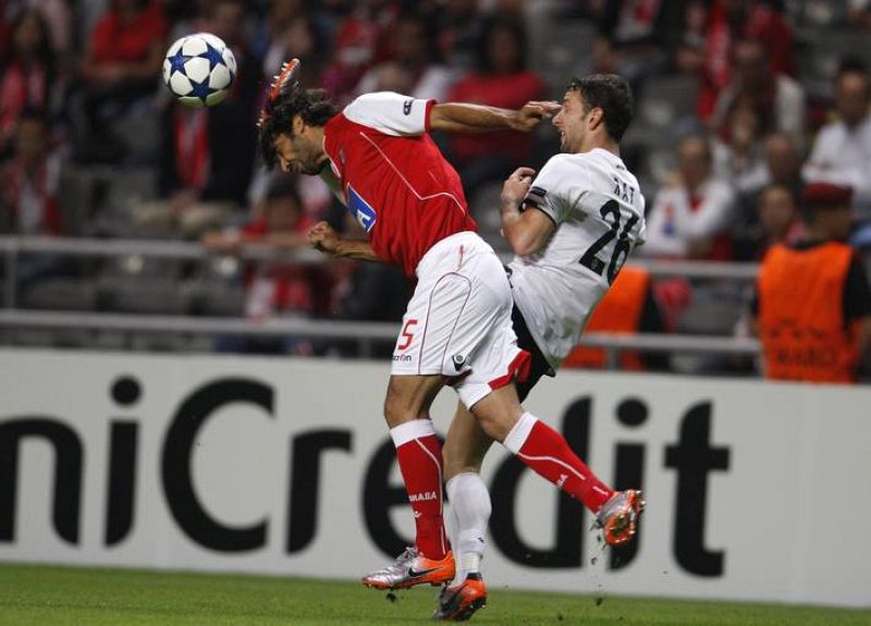 El jugador del Sporting de Braga, Garcia, pelea con el jugador del Shakhtar Donetsk, Rat, durante el partido.