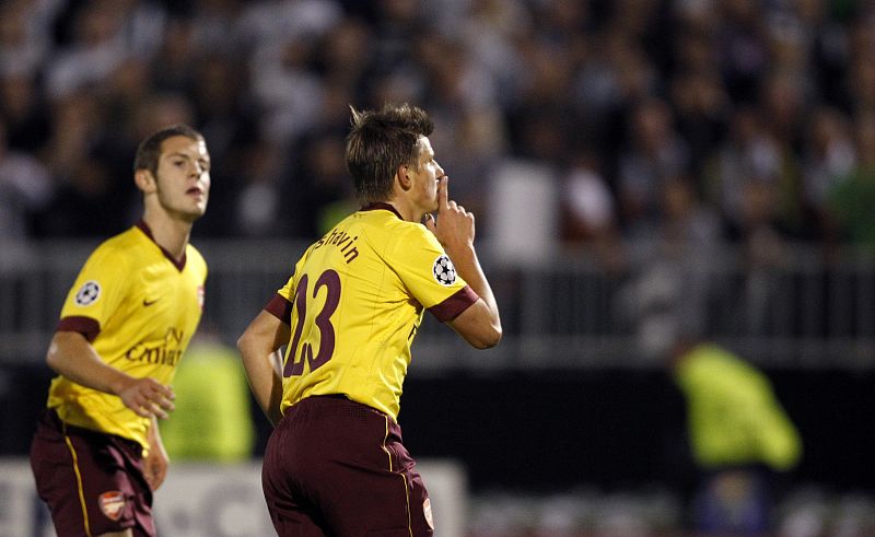 Arshavin celebra su gol mandando callar a los aficionados del Partizan de Belgrado.