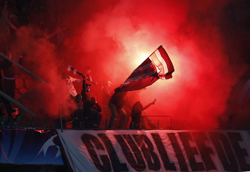 Los aficionados del Ajax celebran la vuelta de la Champions a su estadio.