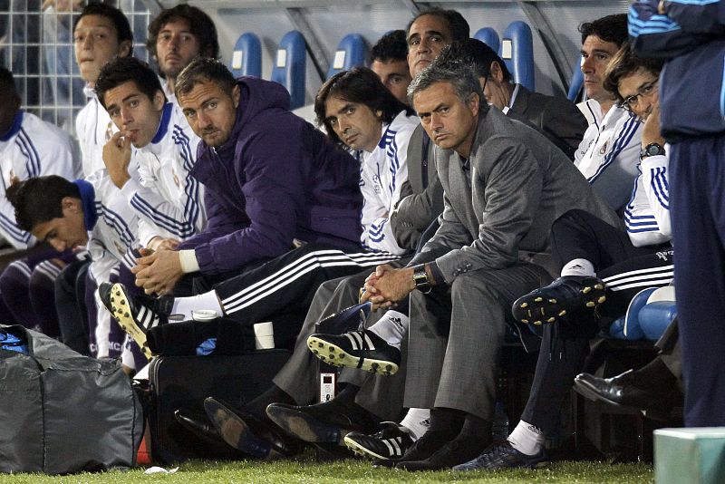 El banquillo del Real Madrid contempla el partido.