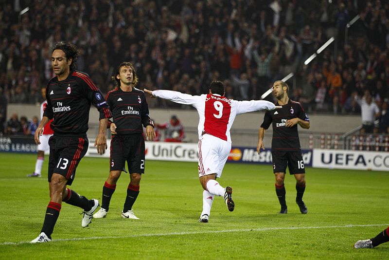 Mounir El Hamdaoui celebra el gol al AC Milan.