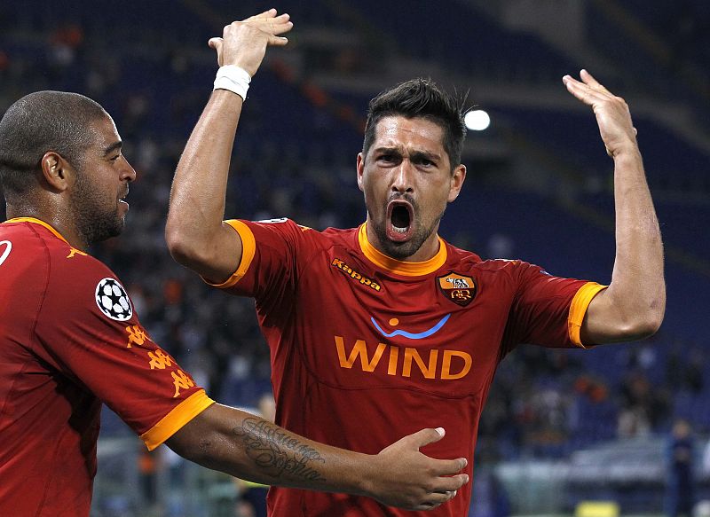 Marco Borriello celebra con rabia su gol ante el CFR Cluj en el Olímpico.