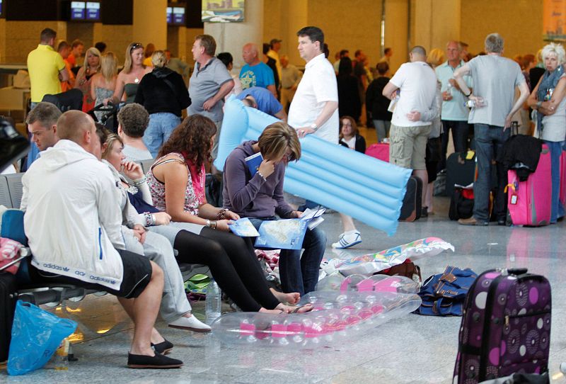 Los pasajeros esperan sus vuelos en el aeropuerto de Palma de Mallorca. Gobierno y sindicatos llegaron a un acuerdo que garantizaba el 10% de los vuelos peninsulares.