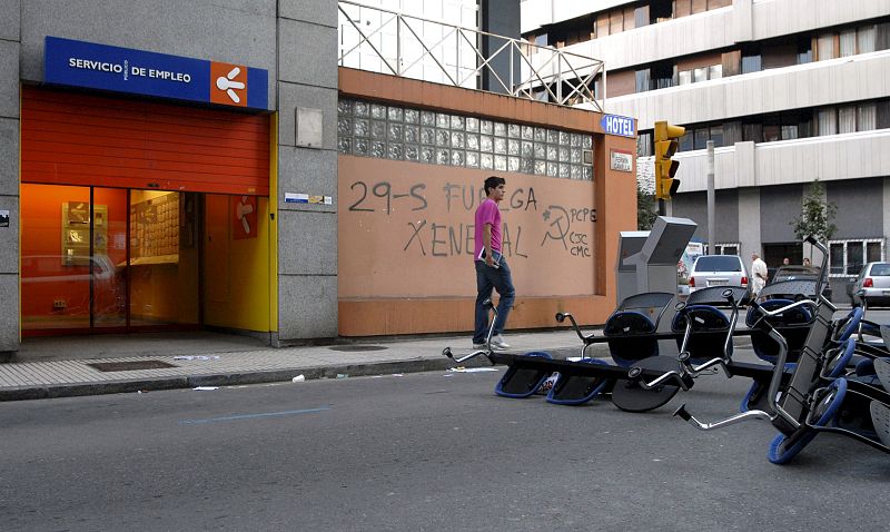 El mobiliario de una oficina del Servicio de Empleo de Gijón ha sido arrojado a la calle durante la jornada de huelga.