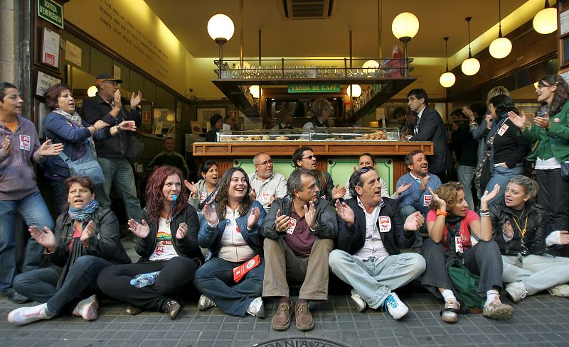 Los miembros de un piquete increpan al único cliente de una famosa cafetería del centro de Barcelona.