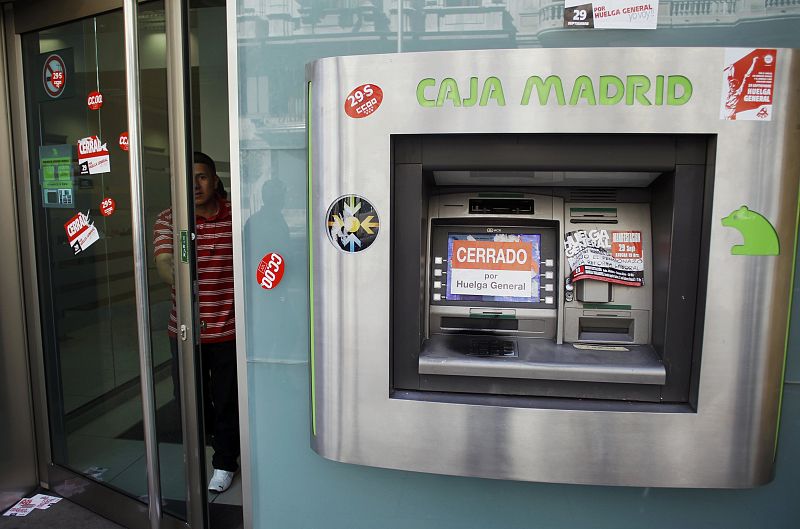 Una pegatina con el lema "cerrado por huelga general" cubre la pantalla de un cajero automático en Madrid.