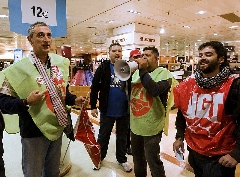Miembros de un piquete circulan por el interior de un conocido centro comercial de Zaragoza para forzar su cierre.