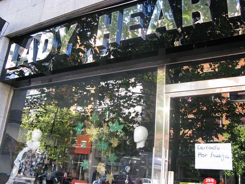 Uno de los pocos comercios de la zona de Cea Bermúdez, en Madrid, que permanece cerrado por la huelga general.