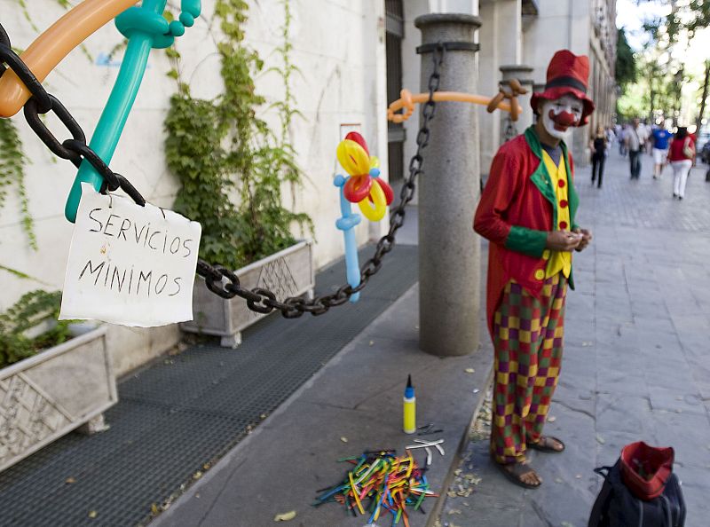 Un payaso se toma la jornada de huelga general con humor aplicandose los servicios minimos.