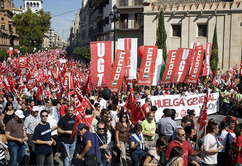 Cabecera de la manifestación por el centro de Sevilla, convocada por los sindicatos para protestar por la reforma laboral y la política económica del Gobierno, durante la jornada de huelga general.