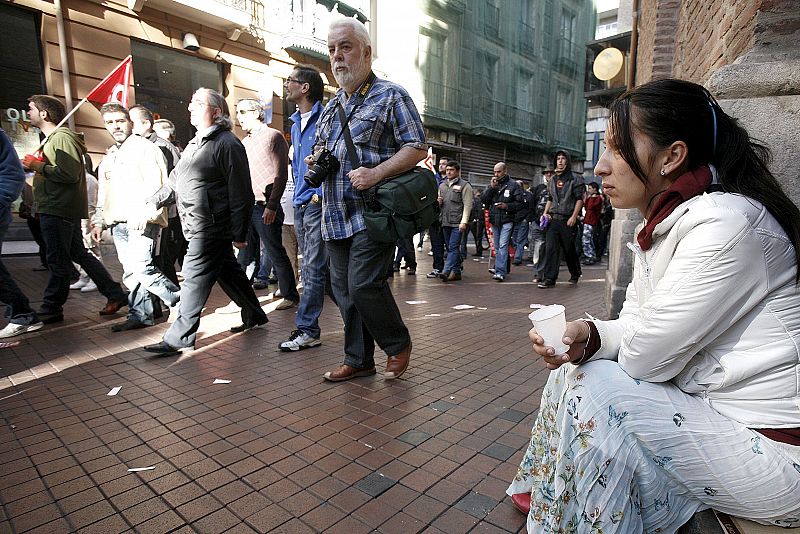 Integrantes de los piquetes informativos de UGT y CCOO recorren una calle de Valladolid durante la jornada de la huelga general.