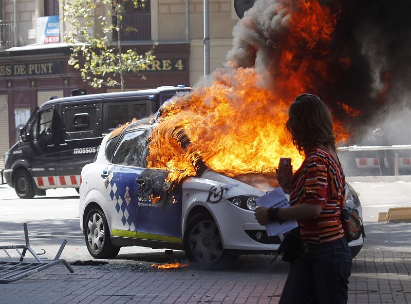 Varias decenas de activistas violentos han montado barricadas en el centro de Barcelona y han quemado un coche de la Guardia Urbana