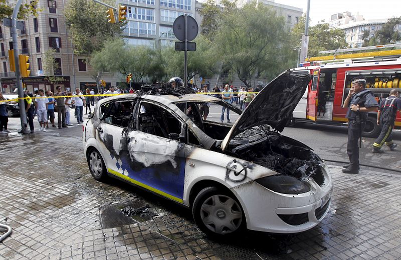 La Guardia Urbana ha detenido a cuatro jóvenes por la quema de un coche patrulla en el centro de Barcelona