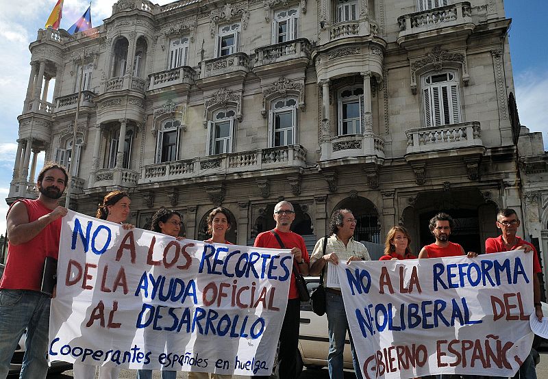 Cooperantes frente a la Embajada española en Cuba