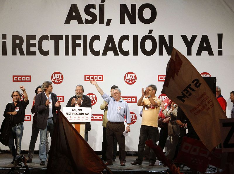 Los líderes sindicales de UGT, Cándido Méndez, y de UGT, Ignacion Fernández Toxo, en el escenario sobre el que han leído sus proclamas