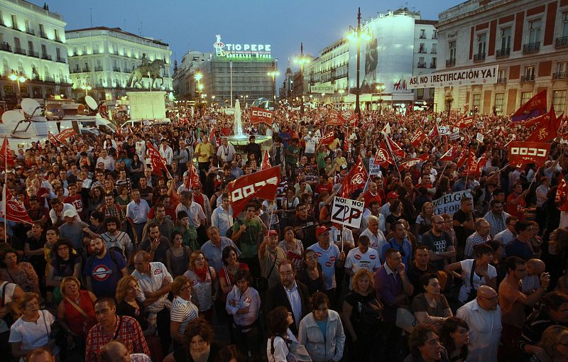 Decenas de miles de manifestantes se concentran en la Puerta del Sol de Madrid en la manifestación de la huelga general.