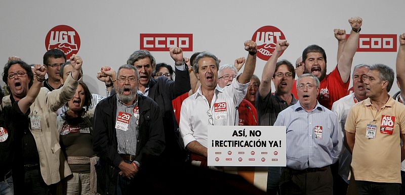 Méndez y Fernández Toxo cantan la internacional tras pronunciar sus discursos en la Puerta del Sol.