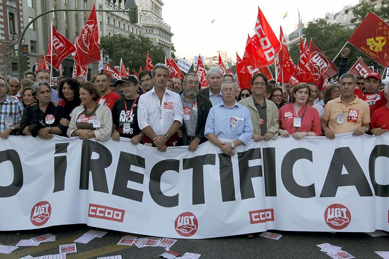 Los secretarios generales de UGT, Cándido Méndez (7d), y de CCOO, Ignacio Fernández Toxo (5d), acompañados por los líderes madrileños de CCOO, Javier López (4d), y UGT, José Ricardo Martínez (8d), encabezan la manifestación