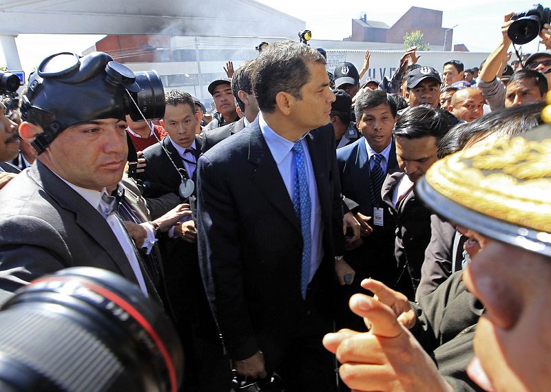 El presidente Rafael Correa llega a centro de la Policía Nacionan para tratar de pactar con los manifestantes