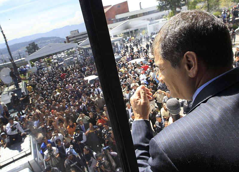 Correa ha comparecido desde una de las ventanas del centro para intentar calmar la situación