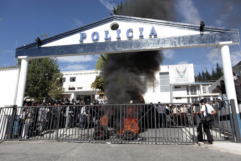 Los protestantes han prendido neumáticos a las puertas del cuartel de la Policía