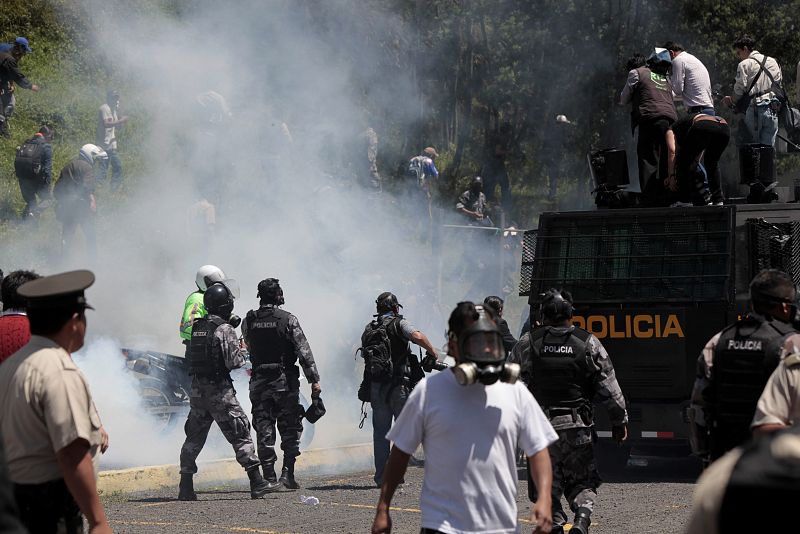 Protesta de policías y militares en el Regimiento de Policía número 1 de Quito, en Ecuador.