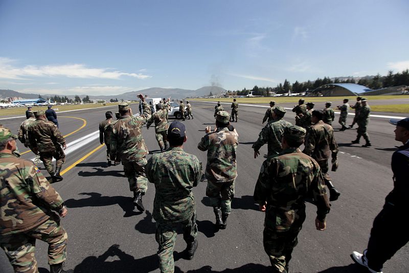 El bloqueo de la pista ha tenido lugar después de que los policías ocuparan las instalaciones del Regimiento Quito.