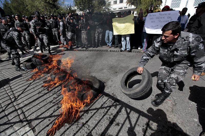 Los policías y militares han iniciado las protestas por recortes en sus derechos laborales